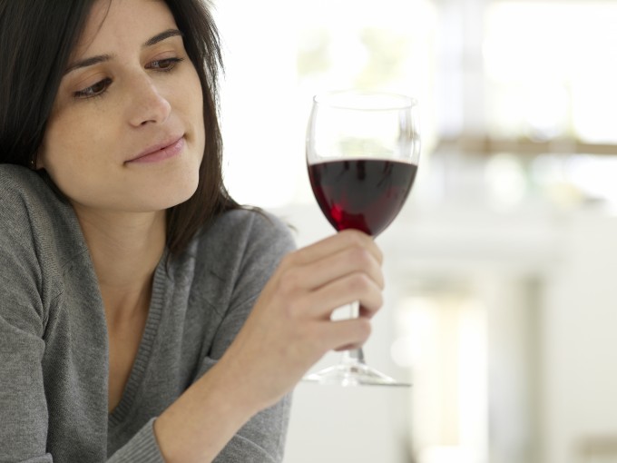 te-presentamos-el-por-que-las-mujeres-que-toman-alcohol-son-mas-inteligentes-001